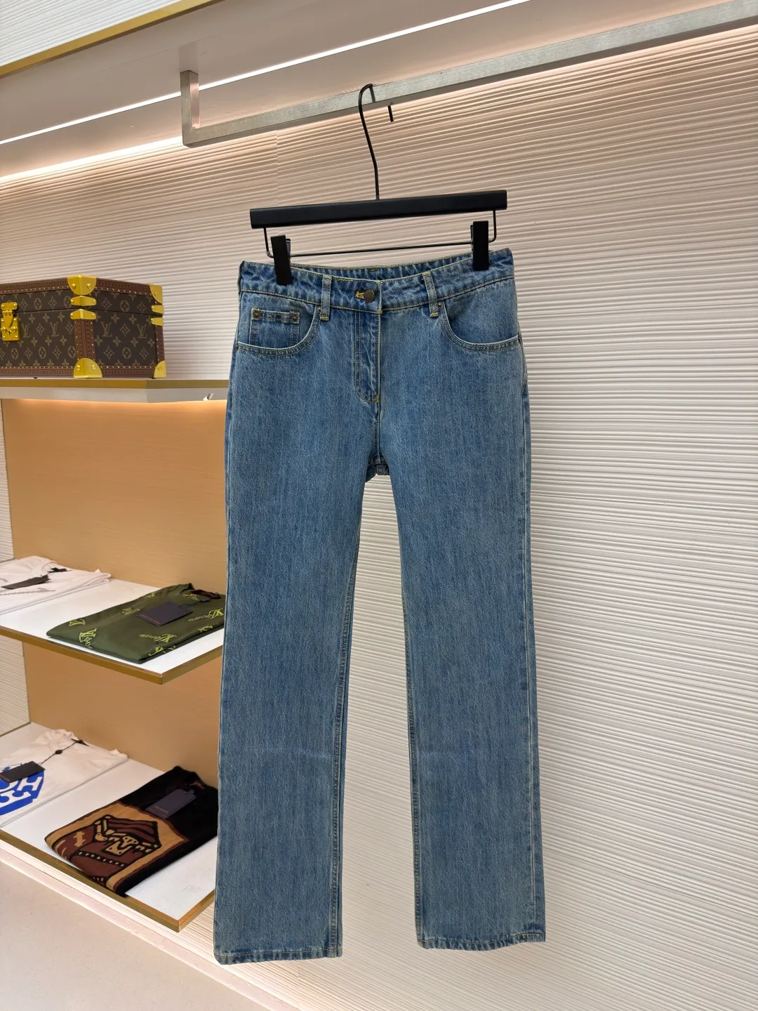 LOUIS VUITTON rope embroidered jeans ●Authentic product: purchased and developed by 13270 ●Item number: 1680836-A95 ●Fabric: denim fabric ●Technology: embroidery production ●Version: fitted version ●Weight: about 635 grams ●Size: S-M-L ●Description: The fabric is made of YB customized denim fabric, with straw rope embroidery design on the chest. The overall alignment is straight and delicate, the fabric is comfortable and soft, and the color is consistent without color difference. It can be matched with the same style to create a fashionable look and control various occasions. Customized accessories, complete with three standards, same style for men and women!
